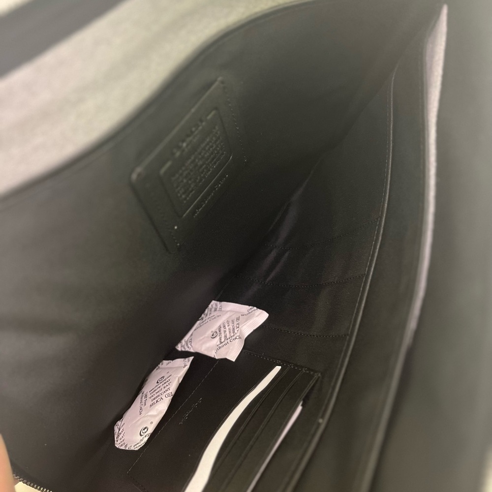 New Authentic Coach L Zip Black Pebbled Leather Portfolio - Picture 3 of 3